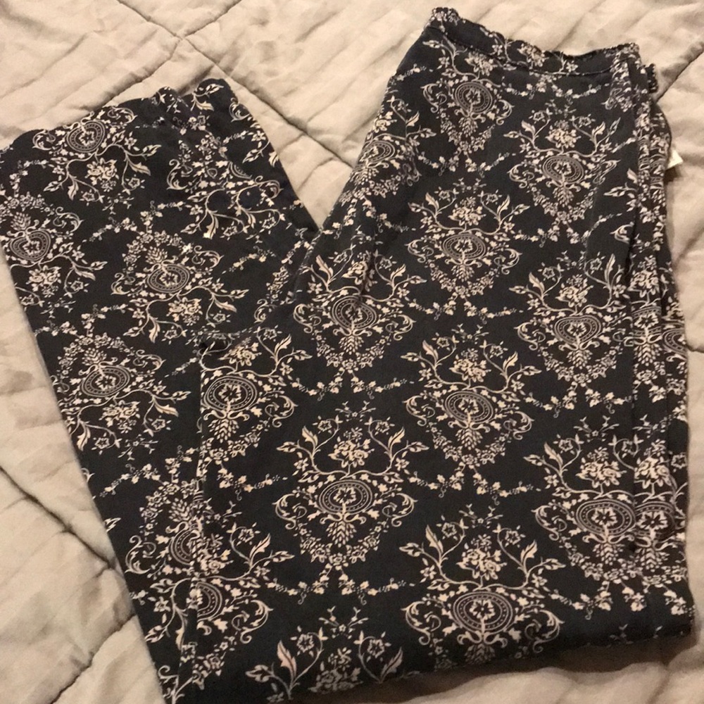 Side zip, ankle pants